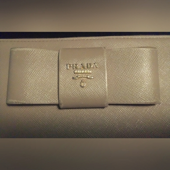 BEAUTIFUL PRADA SAFFIANO LEATHER FULL SIZE WALLET BEIGE COLOR W/ FRONT BOW - Picture 3 of 14